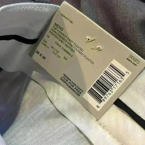 David Taylor Classic Fit “The Perfect Pant Pleated”. Size 36x30. - Picture 7 of 8